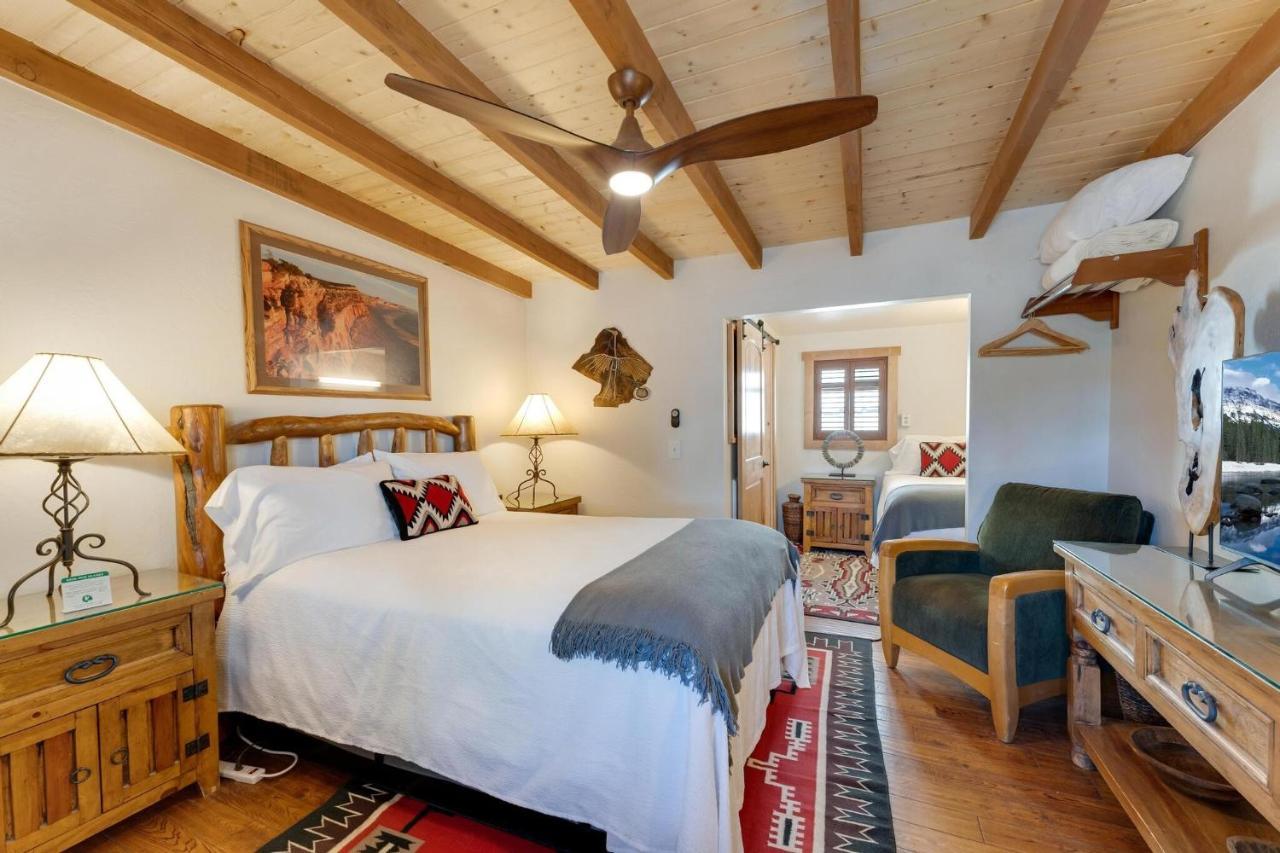 Stone Lizard Motel 3*